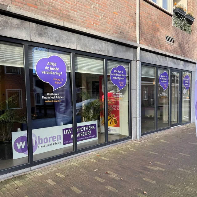 De etalage van Welboren Financieel Advies aan de Middelweg in Uitgeest