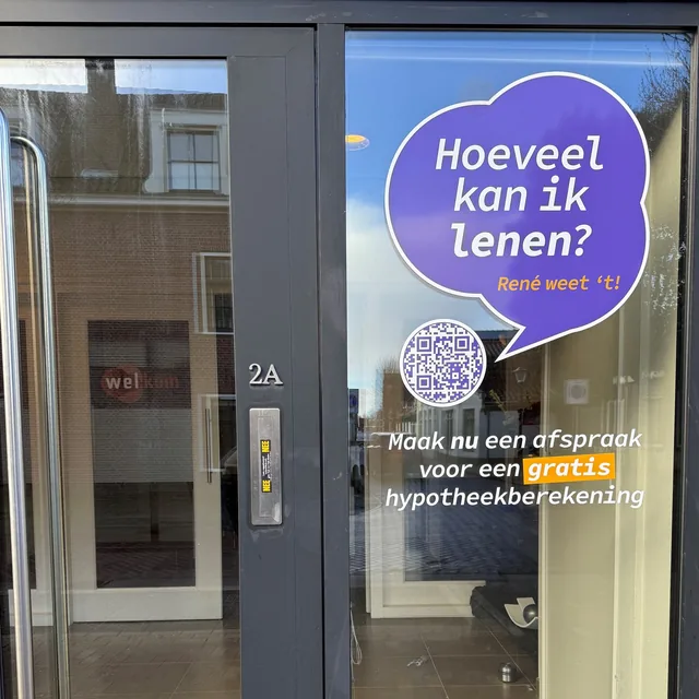 De voordeur van Middelweg 2A met op het raam: Hoeveel kan ik lenen? René weet ’t!